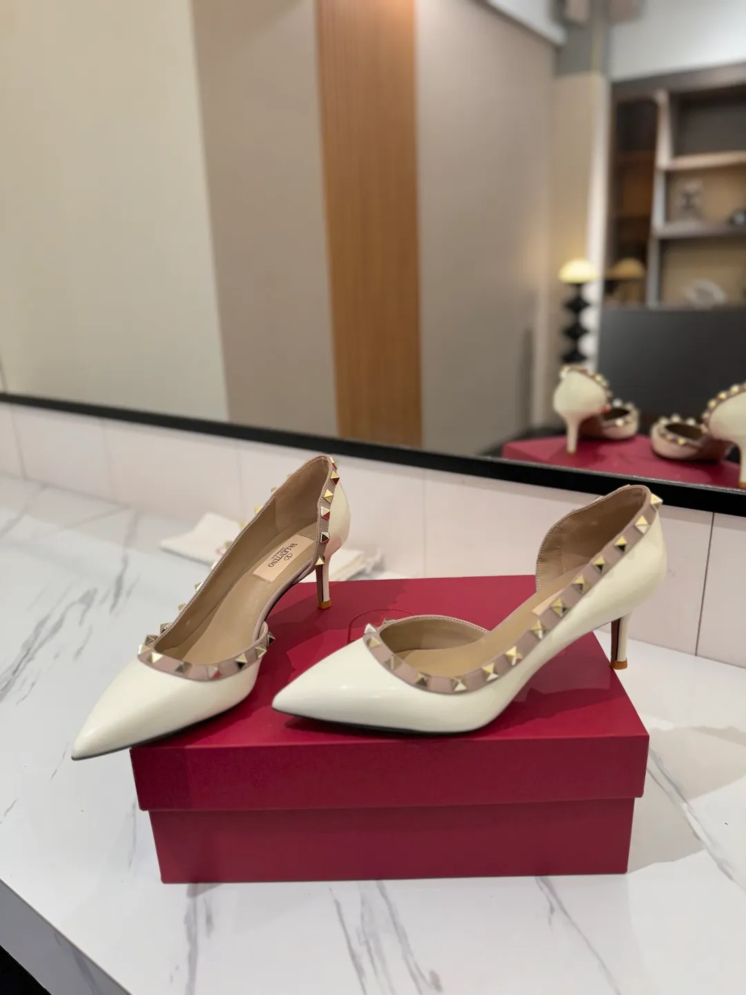 👟👟Ex-factory price 580👟👟 Valentino/Valentino rivet VT classic shoes, top replica! The side curves are perfect, the original molded custom-made rust-free rivets, and the textured hardware bring out a full sense of high-end, giving you a genuine foot feel! The first choice for high-end customers❤️ [Material] Upper: Original imported custom patent leather Lining: Original imported goatskin Outsole: Imported pearlescent leather outsole Heel height: 6.5CM Code number: 35-39 [34, 40, 41, 42 custom-made are not returnable]